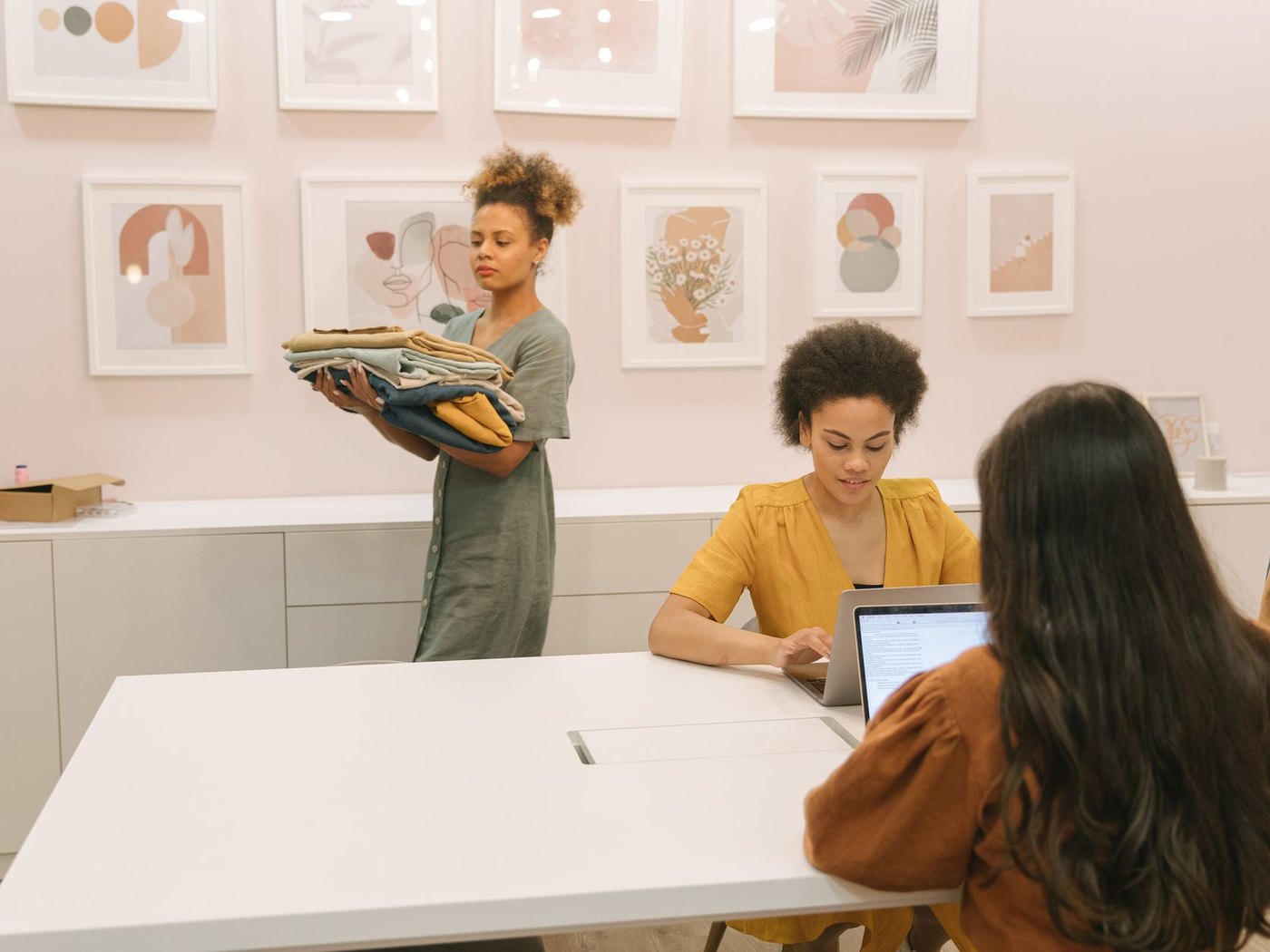 Equipo de una boutique trabajando con Atlas